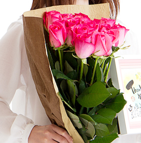 結婚記念日のお祝いのバラの花束